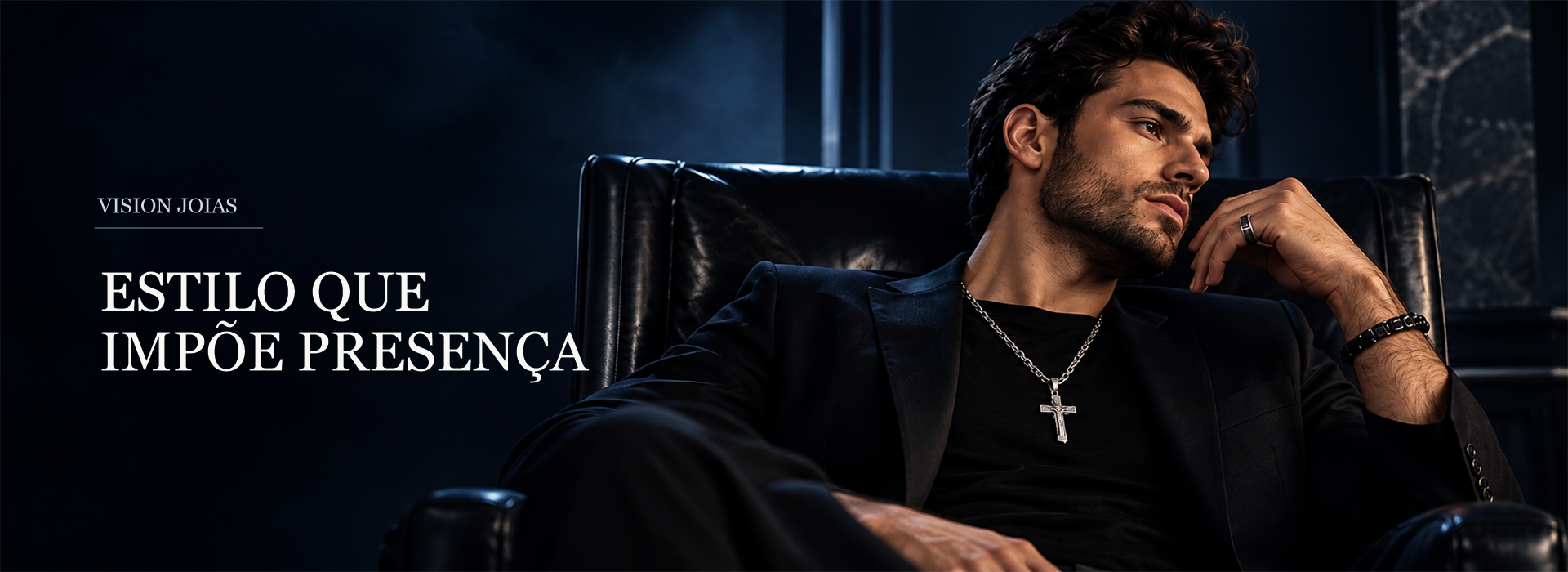 Vision Joias — Estilo que impõe presença. Modelo usando corrente com crucifixo e pulseira.
